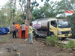 Warga Pulung Ponorogo di Droping Air Bersih 