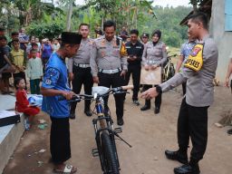 Jalan Kaki Sepanjang 5 Km, Siswa Yatim Piatu Dapat Hadiah Sepeda