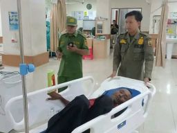 Diduga Terlantar, Seorang Pria Ditemukan Dalam Kondisi Lemas Dekat Bantaran Rel kereta Api