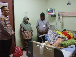 Kapolres Probolinggo Kota Kunjungi Korban Laka Perlintasan Kereta Api, Beri Dukungan dan Doa