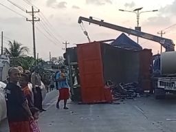 Truk Gandeng Terguling di Tengah Jalan Setelah Nabrak Lampu Penerangan Jalan 