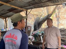 Ketua Ikmal Sambangi Rumah Pemuda yang Hidup Sebatang Kara