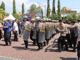 Ratusan Personel Polisi Simulasikan Pengamanan Pilkada 2024