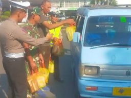 Sinergitas TNI - Polri Dalam Giat Jum'at Berkah di Pemalang 