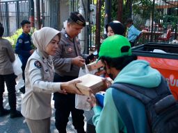 Bidhumas Polda Jatim Berbagi Ratusan Nasi Kotak Gratis