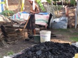 Demi Isi Perut, Seorang Pembuat Arang Kayu Di Pemalang Rela Berpanas-panasan