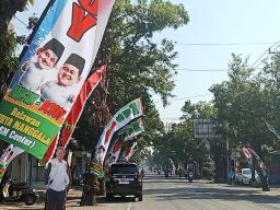 Umbul-umbul Paslon Bupati Penuhi Jalan Protokol di Pemalang