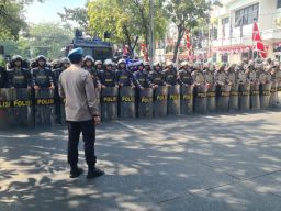 Antisipasi Potensi Kerawanan Polrestabes Gelar Sispamkota di KPU Surabaya