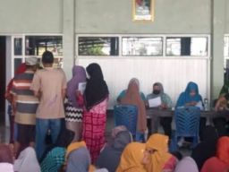 Banyak Ulat Busuk Dalam Ribuan Kantong Beras Bantuan Pangan yang Akan Dibagikan untuk Warga Pemalang