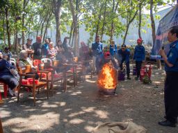 Mahasiswa KKN Unitomo Gelar Simulasi dan Penyuluhan Kebakaran di Desa Keboansikep