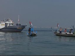 HUT RI ke-79, Ditpolairud Polda Jatim Bersama Nelayan Kibarkan Bendera Merah Putih di Selat Madura