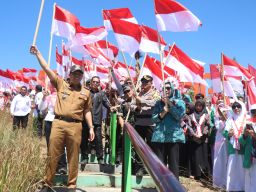 Pengibaran 1000 Bendera Merah Putih di Kawah Wurung