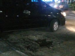 Warga Keluhkan Akses Jalan Keluar Stasiun Gubeng Berlubang