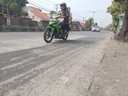 Sat Set Dishub Pemalang Bersihkan Tumpahan Pasir di Jalan Raya