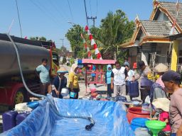 Kekeringan, Warga di Bojonegoro Dapat Bantuan Air Bersih