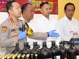 Polres Batu Ungkap Home Industri Minuman Beralkohol Diduga Ilegal