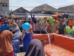 16 Desa Terdampak Kemarau, Polisi Salurkan 112 Ribu Liter Air Bersih