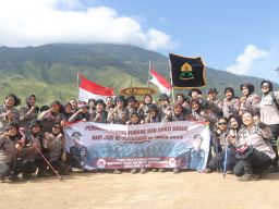 Polwan Polres Mojokerto Kibarkan Bendera Merah Putih di Puncak Gunung Pundak