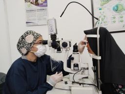 Bantu Operasi Vitrektomi Suprapti, PJ Gubernur Jatim: Kami Respons Cepat Amanah Presiden