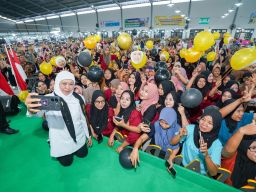 Sapa Ribuan Emak-emak pekerja MPS, Khofifah; Dorong Maksimalkan Serap Tenaga Kerja Perempuan