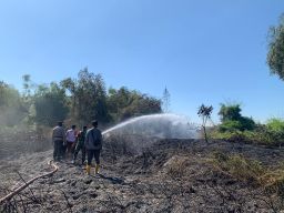 Bersama Warga Aparat Bahu Membahu Padamkan Lahan Kebakaran