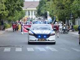 Polres Situbondo Kawal Kirab Maskot Pilkada Serentak 2024