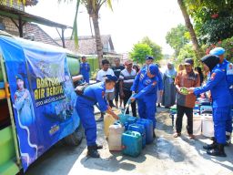 Ditpolairud Polda Jatim Droping Air Bersih untuk Warga Mantup Lamongan