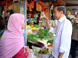 Momen Haru Warga Saat Bertemu Presiden Jokowi di Pasar Dukuh Kupang Surabaya