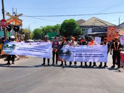 Harlantas Bhayangkara ke-69: Sosialisasi Keselamatan di Perlintasan Sebidang