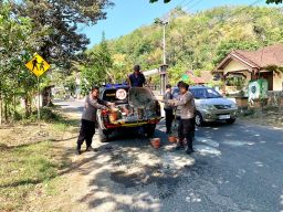 Peduli Keselamatan Masyarakat, Polisi Tambal Jalan Desa Berlubang