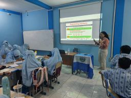 Belajar Menyenangkan bersama Susana, Mahasiswa asal El Salvador di SMP Muhammadiyah 15 Surabaya