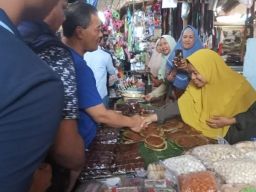 Cagub Ahmad Luthfi Didampingi Tim Pemenangan Blusukan ke Pasar Comal Pemalang