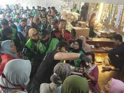 Ratusan Ojol Surabaya Raya Terima Bantuan Beras 5 Kg di Tanggal Cantik