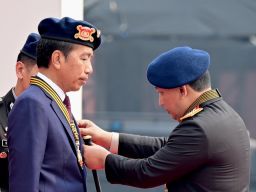Presiden Jokowi Dapat Anugerah Medali Kehormatan Loka Praja Samrakshana dari Polri