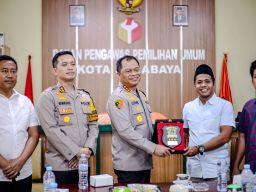Perkuat Sinergitas Kombespol Luthfie Sulistiawan Kunjungi KPU Surabaya hingga Cek Gudang Logistik