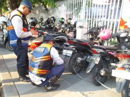 Tertibkan Parkir Liar di Grand City, Dishub Surabaya Gembok 100 Kendaraan Roda Dua