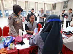 Songsong Hari Jadi Humas Polri ke - 73 Polda Jatim Gelar Donor Darah