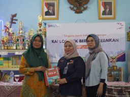 Tingkatkan Literasi, KAI Logistik Salurkan 1000 Buku ke SDN 03 Menteng Jakarta Pusat