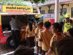 Polres Tulungagung Luncurkan Mobil Senyum Berbagi Makan Bergizi Gratis untuk Anak - anak