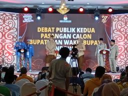Debat Kedua Pilkada Bondowoso, Paslon 02 Kenakan Kaos dan Jaket Produk UMKM Lokal