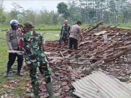TNI - Polri Bantu Masyarakat Terdampak Angin Puting Beliung