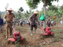 Wujudkan Ketahanan Pangan Polres Batu Bersama Dinas Pertanian Aktifkan Lahan Tidur