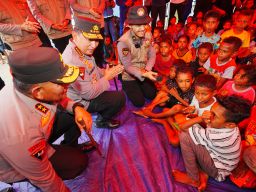 Kapolri Kunjungi Sejumlah Posko Pengungsian Erupsi Gunung Lewotobi