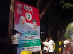 Wujudkan Kampanye Beretika Brigade Bunda Lakukan Pembersihan APK Khofifah-Emil