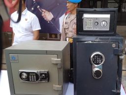 Polres Pelabuhan Tanjung Perak Sita Pocket Sabu dalam Brankas Sebesar 1 Kg