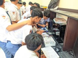 Tingkatkan Kompetensi Fakultas Vokasi ITS Gelar Pengabdian Masyarakat di SMK Antartika 2 Sidoarjo