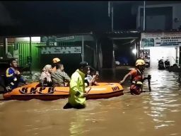 Polisi dan BPBD Evakuasi Warga Terdampak Banjir