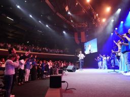 Sukacita Ibadah Perdana GMS Surabaya Timur di Pakuwon City Mall 3