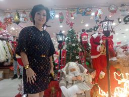 Kemilau Pernak-Pernik Natal di Mall Pasar Atum Surabaya, Menarik Hati Pembeli