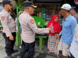 Aksi Sosial, Polsek Simokerto Borong Esteh 60 Bungkus Bagikan kepada Warga